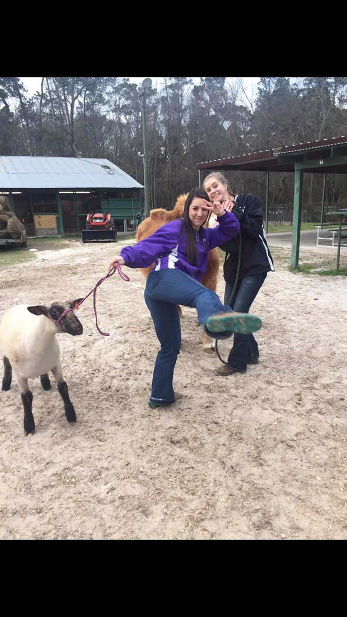 lyndseyalyssa15's tweet image. I can't believe it's real.. my "big sis"is leaving for college tomorrow. You'll do great things &amp;amp; I wish you the best! I love you😭❤️#packme