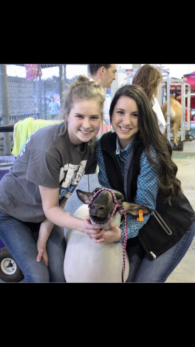 lyndseyalyssa15's tweet image. I can't believe it's real.. my "big sis"is leaving for college tomorrow. You'll do great things &amp;amp; I wish you the best! I love you😭❤️#packme