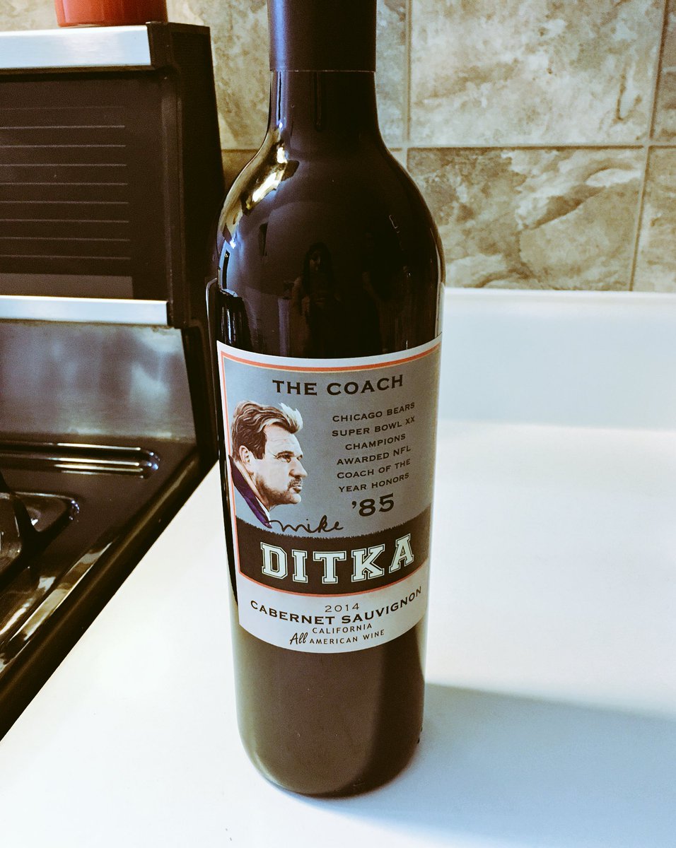 Rosieposey17's tweet image. #saturdaynight w/ some #wine @ChicagoBears and books 📚 #studynight w/ hubby #EatPlayLove #future #GRADUATES @DePaulU @ChiCityColleges