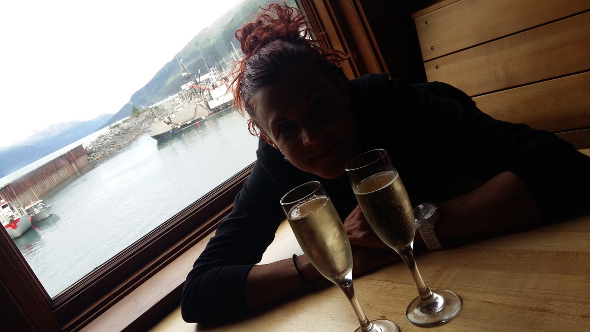 ed007za's tweet photo. When you only have an hour ashore in Whittier 🍸 https://t.co/4xEXmtdPZ2