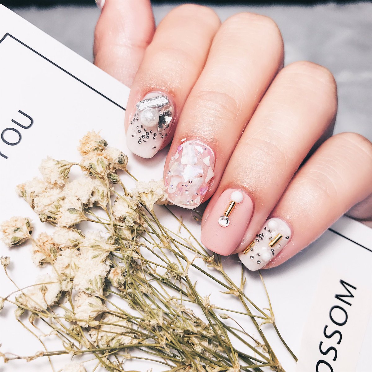 EmmaChen_86's tweet photo. 天哪，我的Mia Chou終於回來了（撒花）😊😊😊 
#nails #nailart #flowers #driedflowers #swarovskicrystals #girl #taipei #taiwan https://t.co/EUYh7Sfsj0