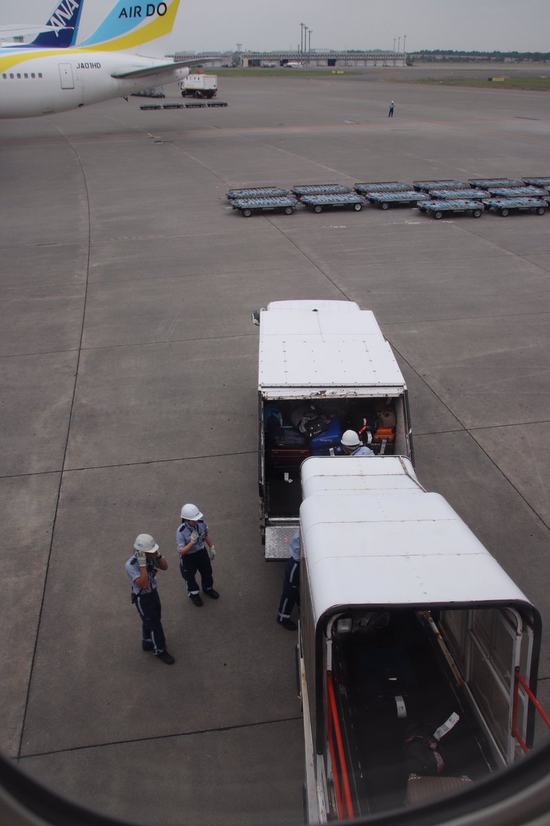 Tweet 新千歳空港発伊丹行きの飛行機が1時間遅れてイライラしている機内で松山千春さんが歌のサプライズ Naver まとめ