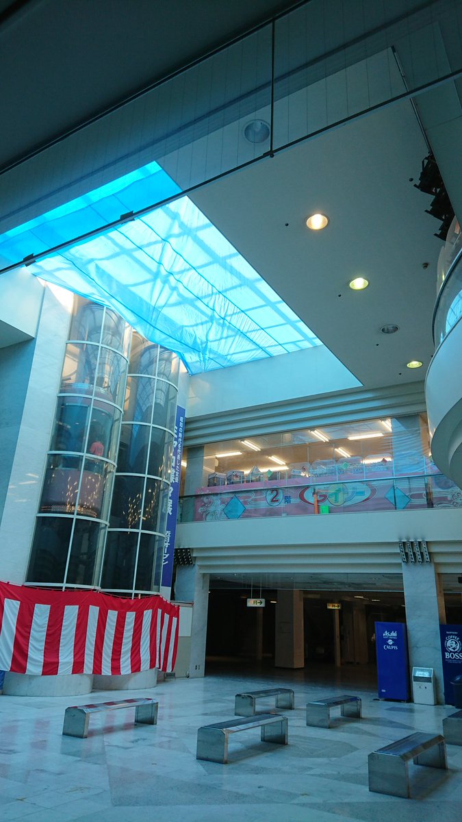 ま この夏オススメしたい生ける廃墟ことレインボープラザ西大和 ここの県下最大のダイソーのみ繁盛していて他は空き店舗 空き店舗 電気消えてるわ空調止まってるわ至る所に貼られている故障中の張り紙に大きな天窓はブルーシートで塞がれてるという人類