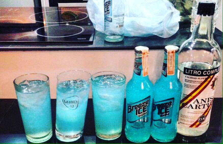 ADJMUSICA's tweet image. No nada mas hermoso en la vida que tomar un trago con un amigos🍻