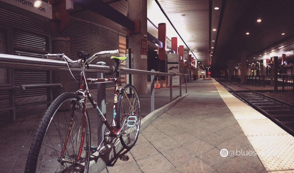 bluesviolet's tweet photo. Just in time 😌
#bike #bikelife #nocarneeded #singlespeed #miyata #vintagebike #nogearsneeded #dartdallas #latenight #latenights #nightlife https://t.co/vPRDmgd8fv