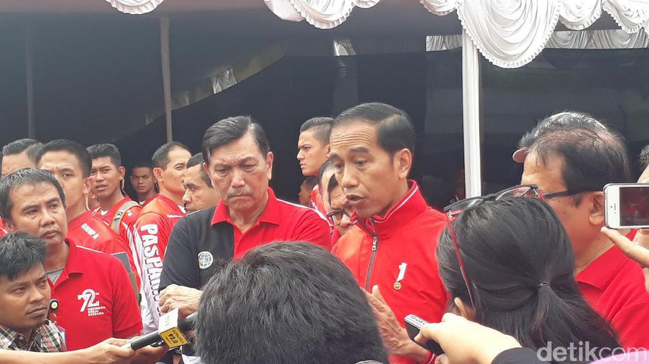detikcom's tweet photo. Bendera RI Terbalik di Malaysia, Jokowi: Tak Usah Dibesar-besarkan https://t.co/UE4RT67bpB https://t.co/XOyO1LE8NF