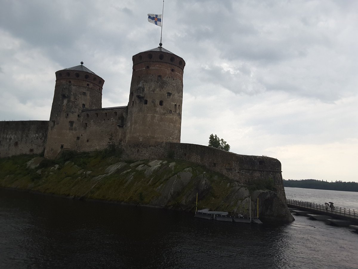 MariaKohtala's tweet photo. Kävimme toripäivän jälkeen ihaimemassa Turun linnaa. Lippu oli puolitangossa kaiketi Turun puukotusten vuoksi. :-( #gpnvol #olavinlinna https://t.co/cULAboI1Zr