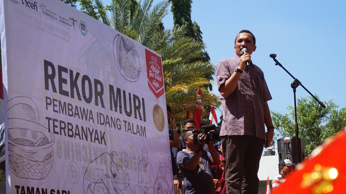 Kadisbudpar Aceh, <a href="/rezalevi2011/">Reza Fahlevi</a> memberikan sambutan di acara Rencatatan Rekor MURI 1000 Pria Pembawa Idang Talam #pesona1000hidang