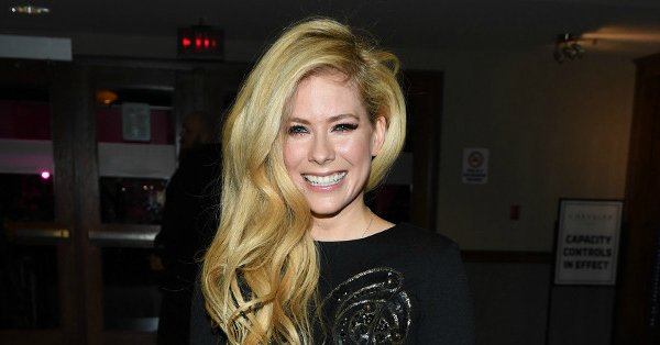 enews's tweet photo. Attention all sk8er boi's and girls: Avril Lavigne is expected to release new music this year. https://t.co/vziy9OXI1F https://t.co/gOv2kAbV3R