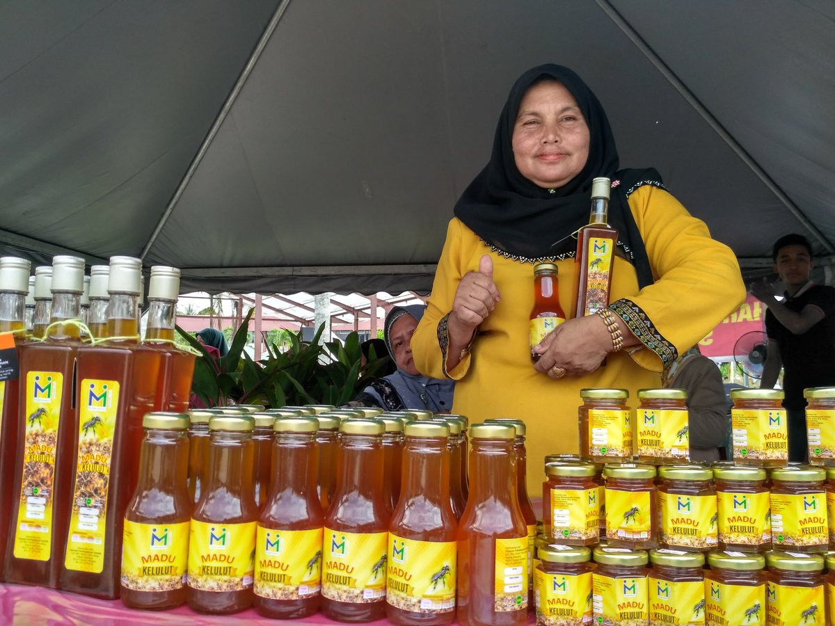 AzamMardi's tweet photo. Siapa kata wanita tak mampu jadi penternak. Ternak kelulut hasilkan madu bagi manfaat untuk kesihatan ummat - Ketua peserta wanita NGO YPU https://t.co/WGWdevC0Rf