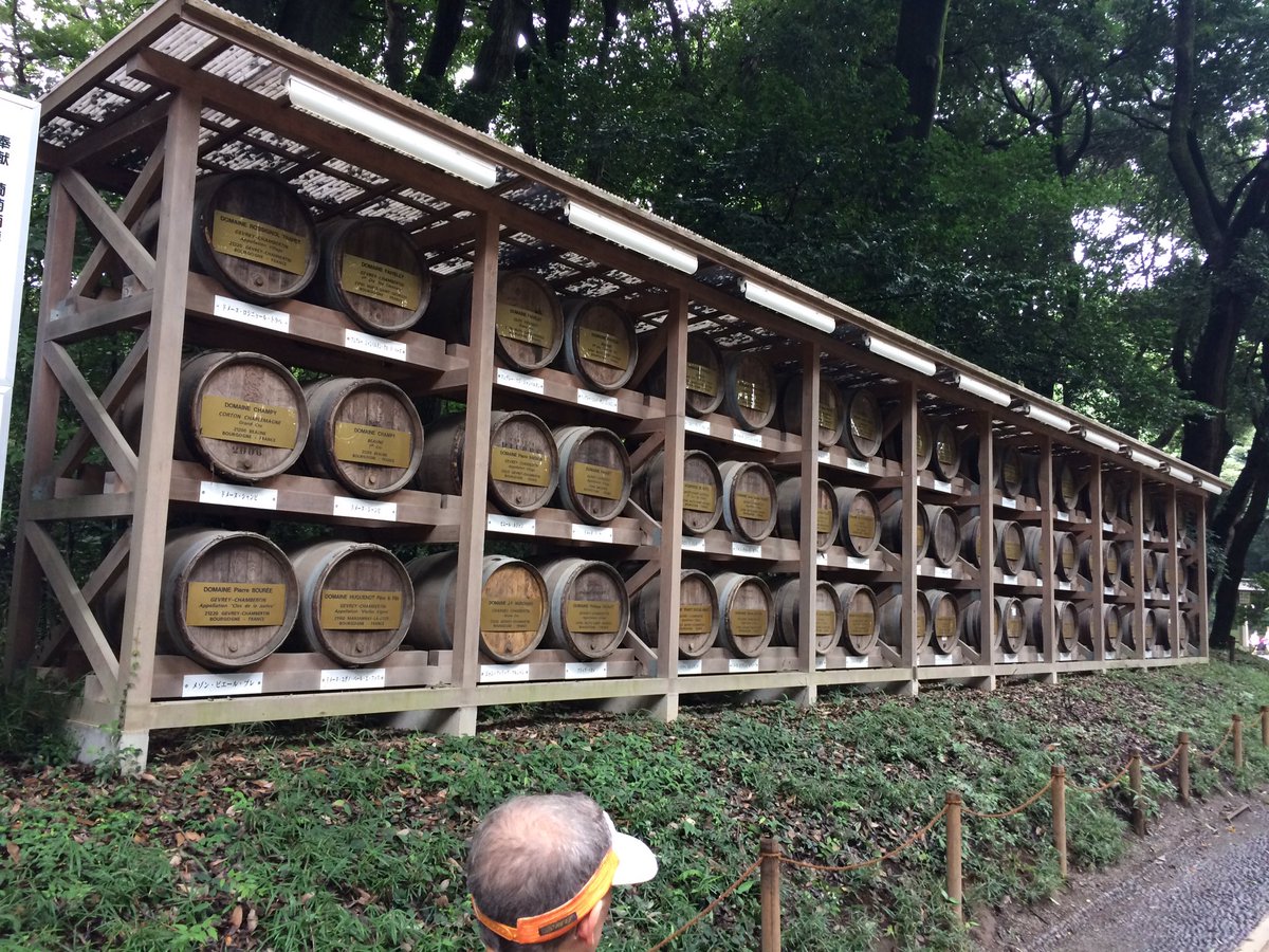 jpmb467's tweet photo. Des tonneaux de saké et de ...bourgogne sur les chemins de Meiji-Jingu #Tokyo https://t.co/QIwkRhldty