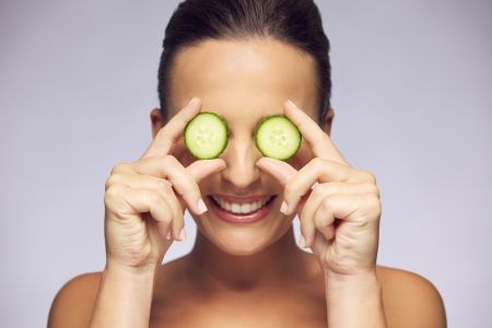 Cucumber contains astringent and skin lightening properties that ‘fix’ dark circles: buff.ly/2wQXVvQ #antiaging #beauty #wellness