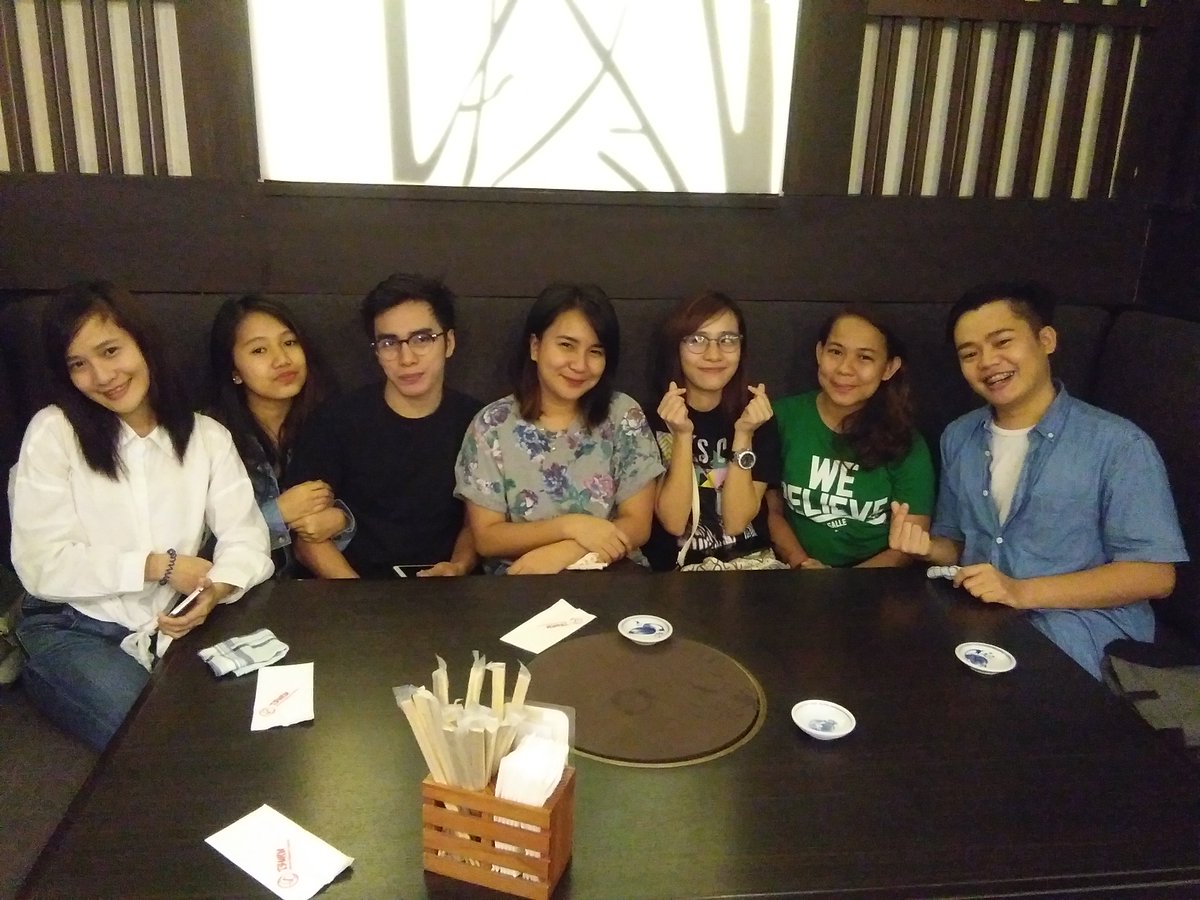 albertplgndy's tweet image. Feeding birds...Happiness. 🤣😂 IYKWIM. #Kadayawan2017