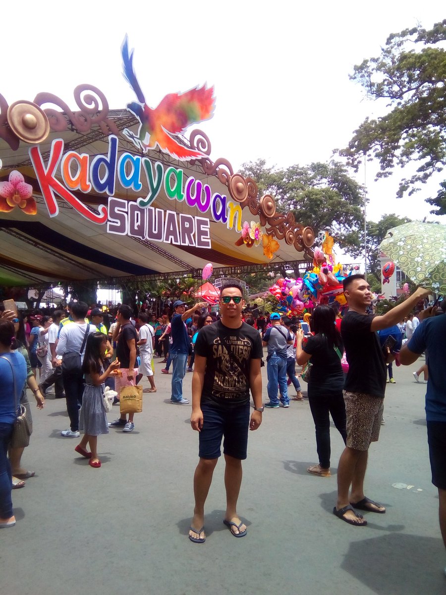 kimbooooy's tweet image. Spot the difference omg #kadayawan2017