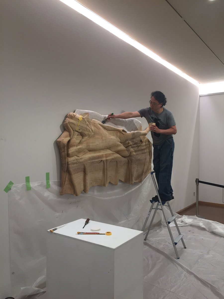 鬩展@伊丹市立美術館の公開制作、本日より棚田康司さんは作品の彩色を始めました。完成まで間近！OJUNさんの完成作品とあわせてぜひご覧ください。展覧会は27日（日）まで。