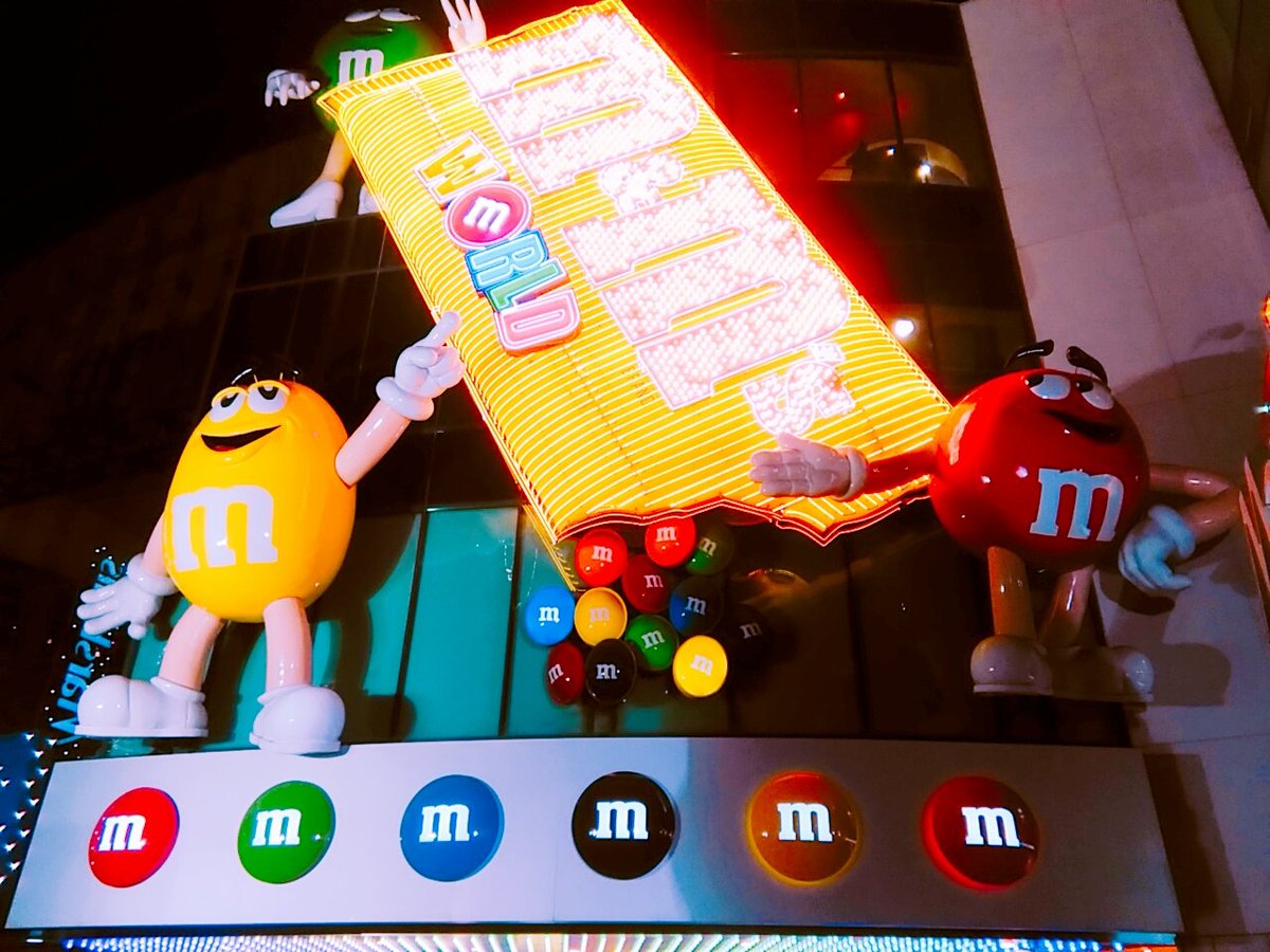 Anna_America_'s tweet photo. LAS VEGASにある
.
💗 M&amp;Ms world 💗
.
チョコレートはもちろん、���ャラクターグッズも沢山置いてあります✨
めっちゃ可愛いですっ☺️🌼
.
#行ってみたい人RT #行きたい人RT #海外好きな人RT #海外好きな人と繋がりたい https://t.co/P77ryIEmW4
