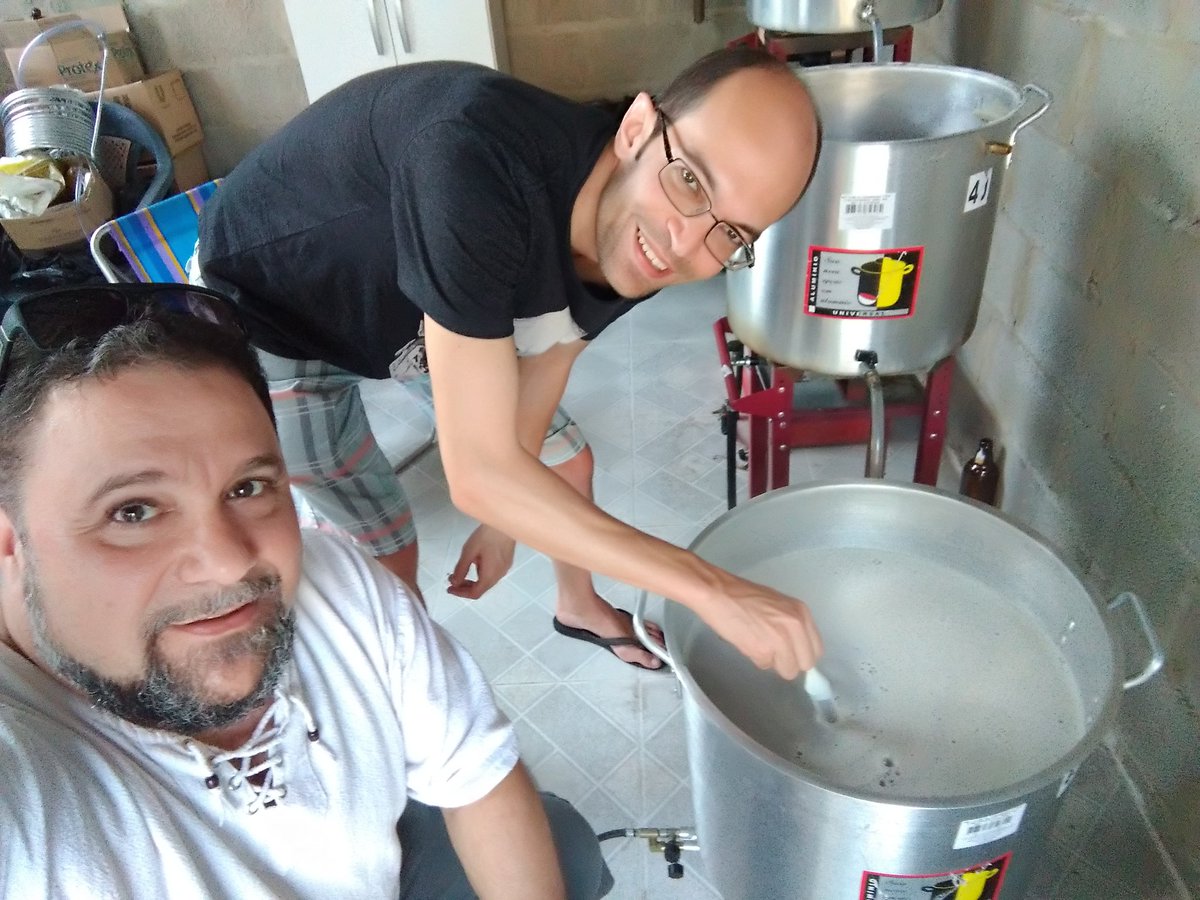 Zatoni3's tweet photo. Sábado.... dia de fazer cerveja ... Incrível https://t.co/ARa2INLasJ