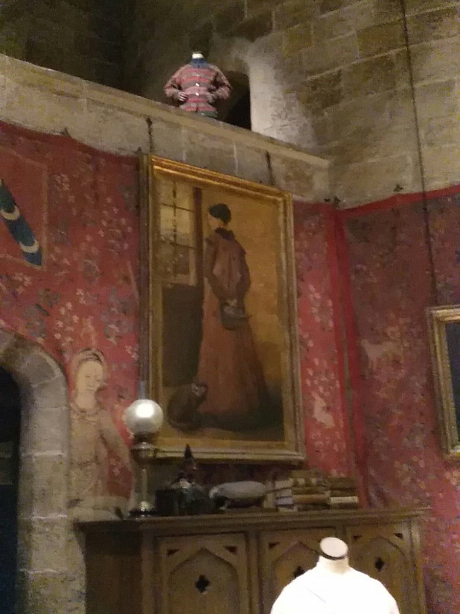 GazetteSorcier's tweet photo. Un tableau de McGonagall jeune trône dans la salle commune des Gryffondor #wbtourlondon https://t.co/RstEMAdCLN