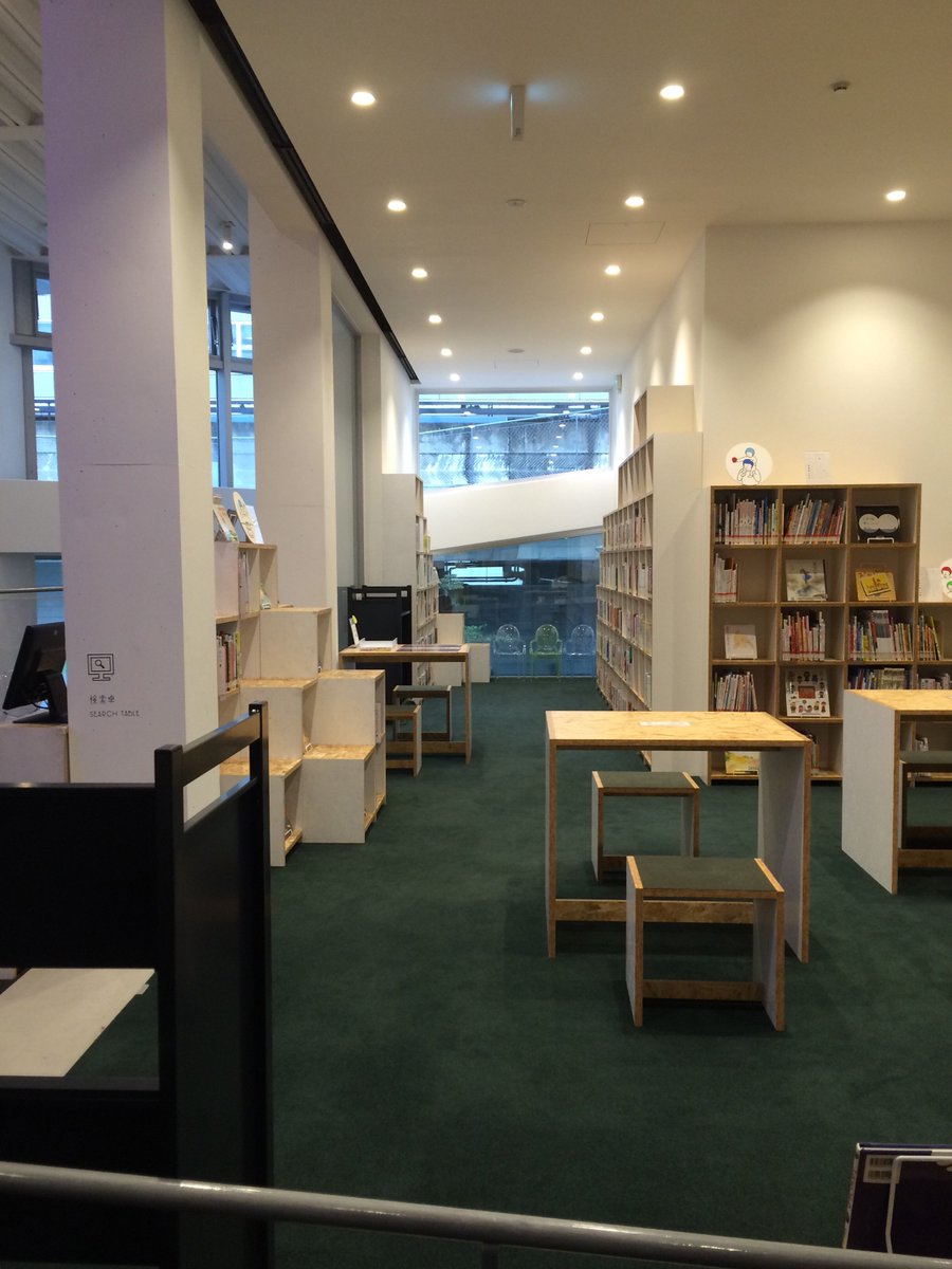 Kk また こどもが楽しみながら本を探せる空間になっているのがとてもいいと思った スロープではこどもが走っていて 本棚が段々になっていて登れるようになっている こどもの図書スペースが図書館の中心のストリートからすぐ逸れた所にあって 温かみの