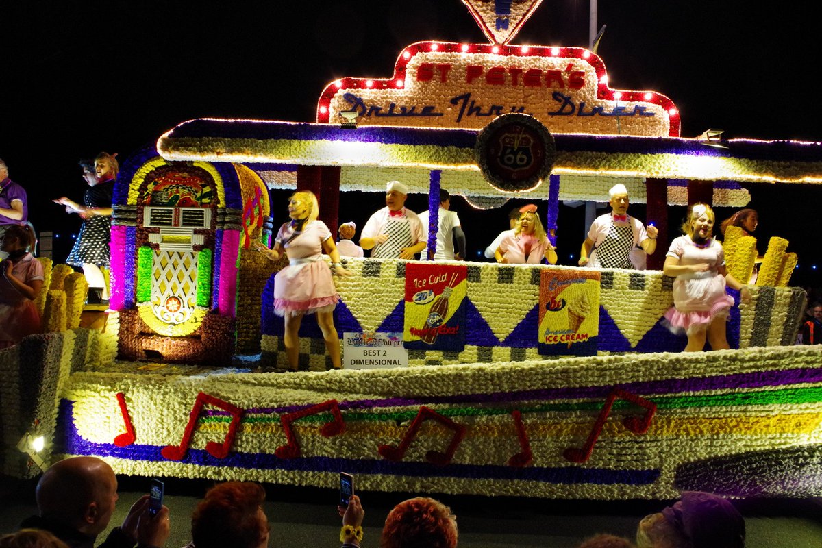 lubuwetter's tweet photo. Carnival on #jersey 2nd thursday in august #battleofflowers #battle2017 Lots of flowers/blossoms are used to decorate those floats https://t.co/JP5Unrkvdl