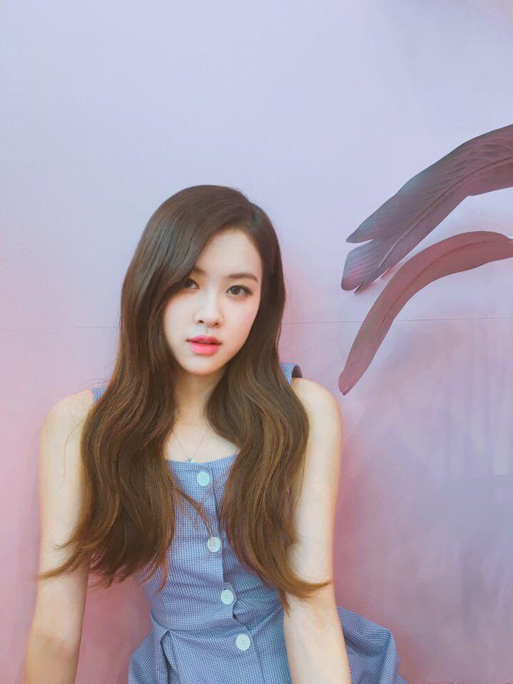 B1ack_9ink's tweet photo. CH+ #BLACKPINK 🎵โฉมเอยโฉมงาม อร่ามแท้แลตะลึง ได้เจอครั้งหนึ่งเสน่ห์ซึ้งตรึงใจ ครั้งเดียวได้ชม สมัครภิรมย์รักใคร่ พันผูกหัวใจไม่ร้างรา🎶 #ROSÉ https://t.co/6TMUlH5kwC