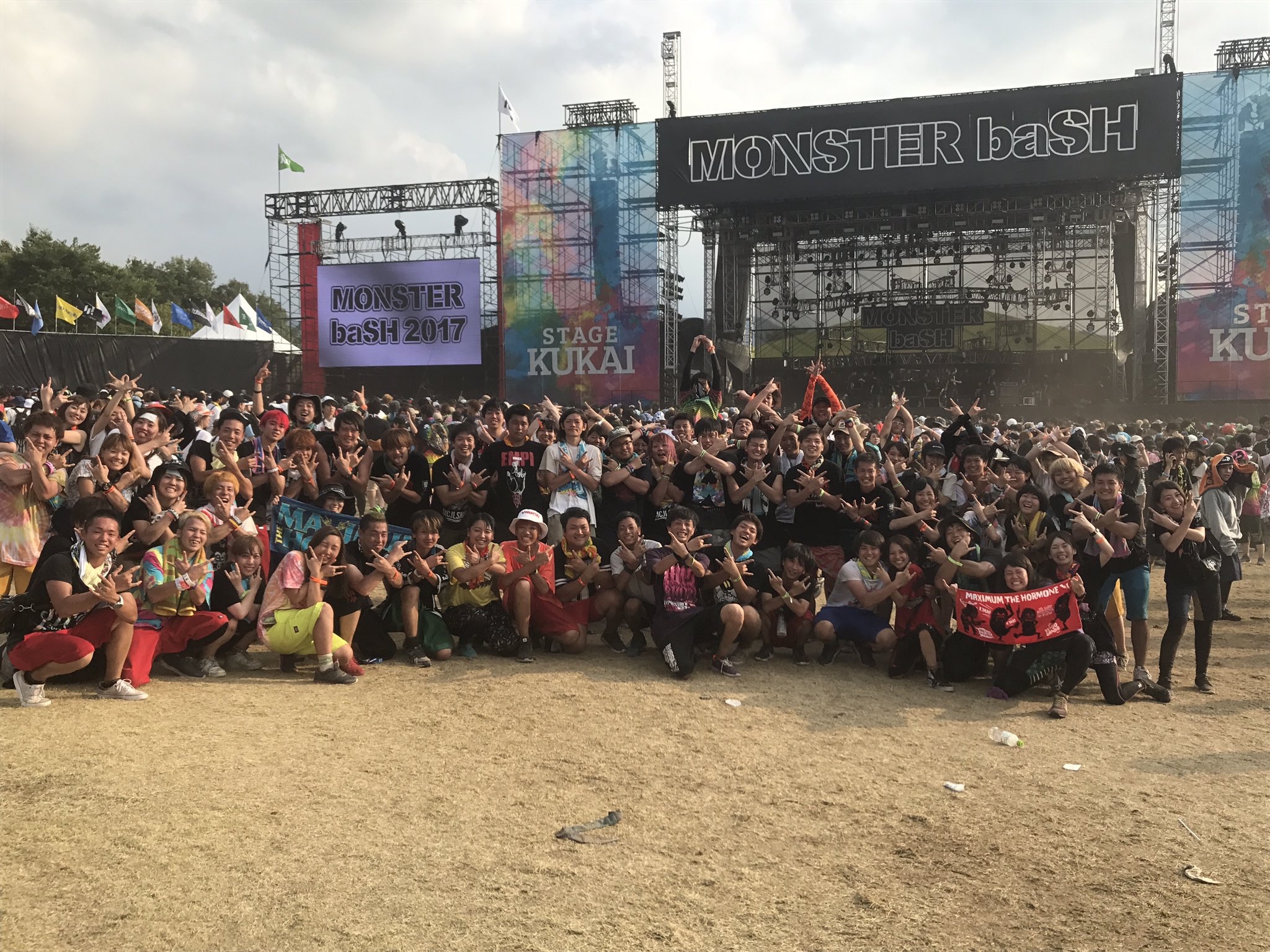 旭 Twitterren モンバス最高だった Simとホルモンでサークル仕切って満足 集合写真協力してくれた人ありがとう ベストアクトは Bish ホルモン Simですね モンバス マキシマムザホルモン T Co Urgfaaethj Twitter