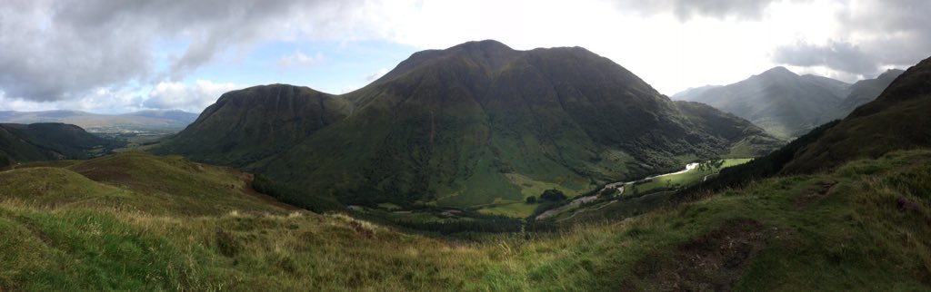aocarchaeology's tweet photo. Working on a Sunday has its perks, when your office has a view like this! #DunDeardailDig https://t.co/g65CMZSmAE