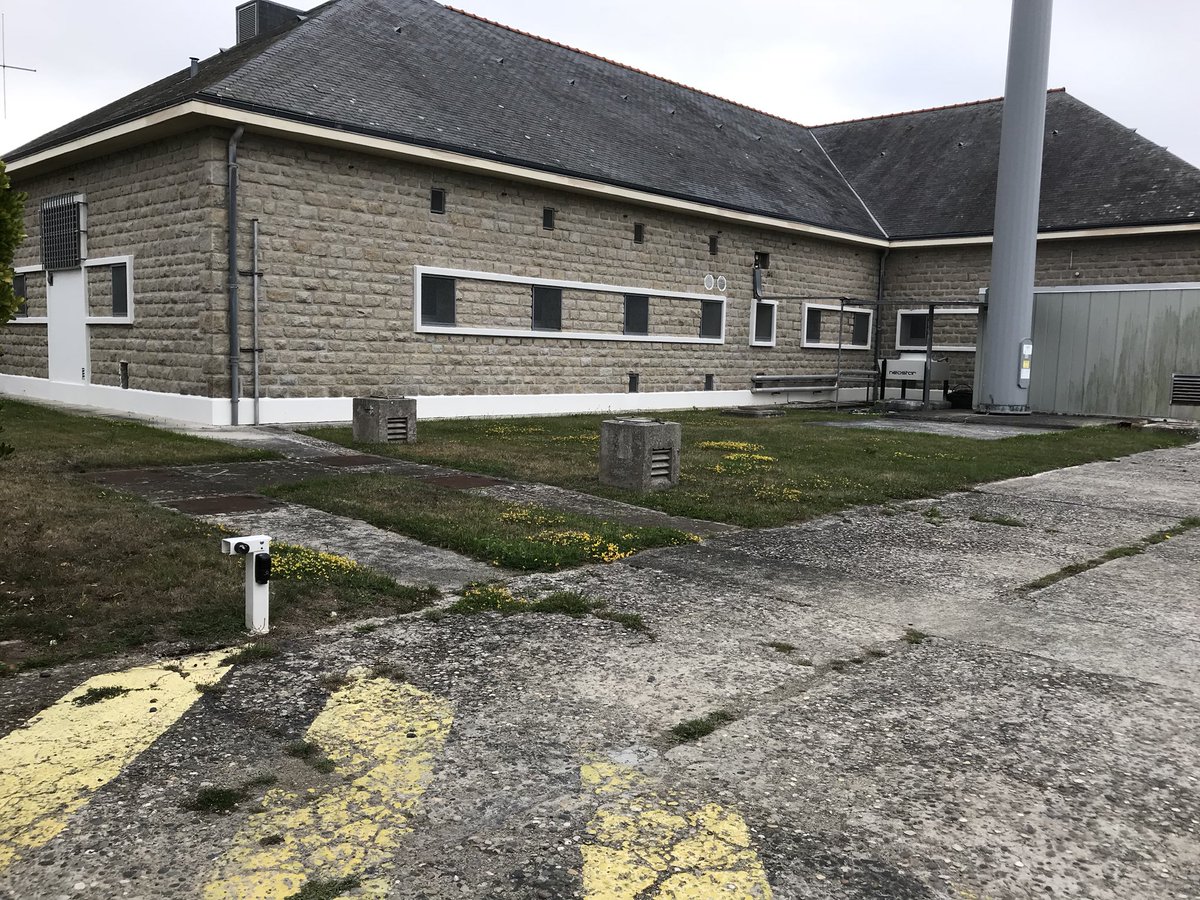 _GaLaK_'s tweet photo. Je ne pouvais pas passer dans le coin sans faire un tour dans la rue des Câbles Sous Marins à Penmarc’h ! https://t.co/9RGD8Jkwak