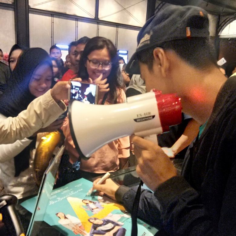 MattNMou's tweet photo. Depok pecah! Tim 'A' tercyduck jadi penjual tiket bioskop @CGV_ID di @DmallDepok ๐ belum nonton? Ayo nonton sekarang! #filmabc #TimDepok https://t.co/wxsRpnh0Wc