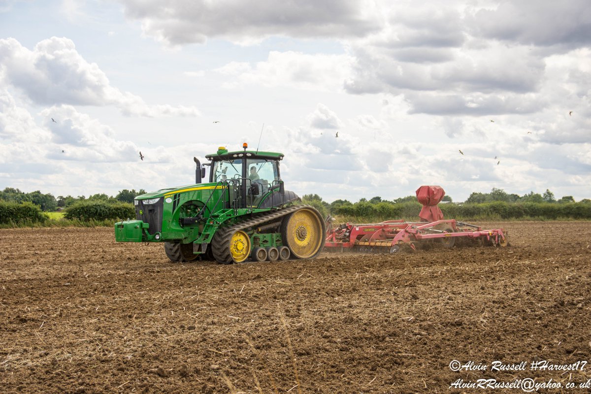 AlvinRRussell's tweet photo. #JohnDeere #8335RT working well on the outskirts of #Fressingfield #Suffolk 6th August @FWharvest @PTuckwellLtd @vaderstad #Harvest17 ๐๐พ๐ท https://t.co/KSAvoitIit
