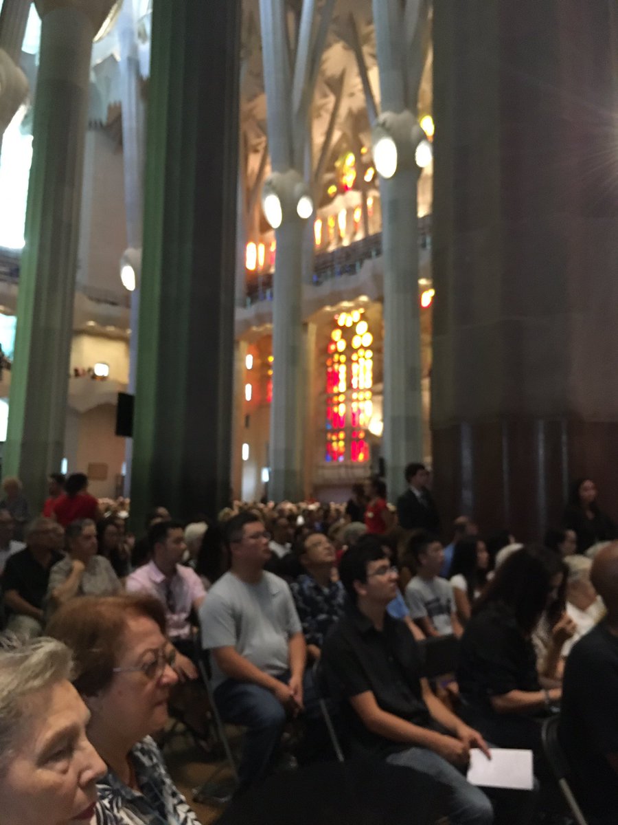 iellakuria's tweet photo. Muchos barceloneses y turistas, del conjunto de España y extranjeros, se han acercado a la Sagrada Familia. Emocionante. #PrayForBCN https://t.co/b5x76wn2fl