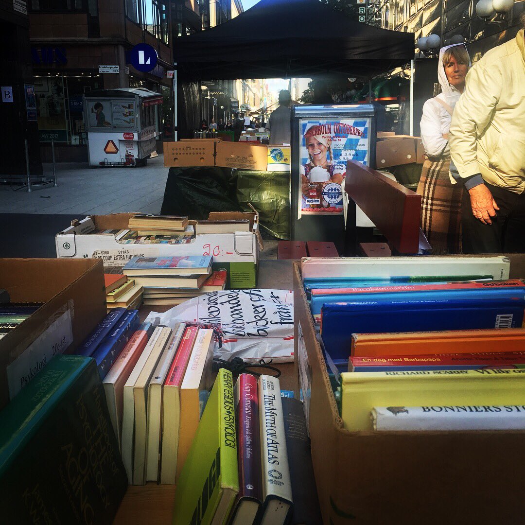 kulturfestival's tweet photo. Världens längsta bokbord tar över Drottninggatan - dyk in i bland entusiaster, författare och samlare idag kl 11.00-18.00! #kulturfestival17 https://t.co/W5NLlGfIm5