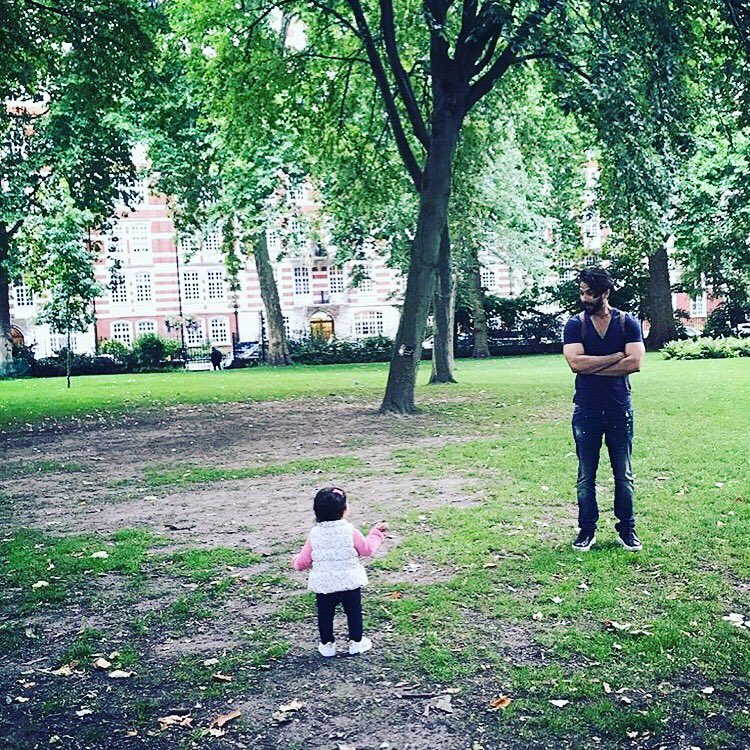 TinselLife's tweet photo. @shahidkapoor is definitely enjoying his much needed vacay with family! ❤️
.
#ShahidKapoor #ShahidMira #MiraRajput #TinselLife https://t.co/QPe2tqqfqP