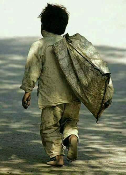 hussain_aim's tweet photo. خواب کاندھے پہ لئے روز نکل پڑتے ہیں!!! 
اپنی تعبیر کو اک جیب میں ڈالے ہوئے لوگ😢 https://t.co/UoUoRza8X3