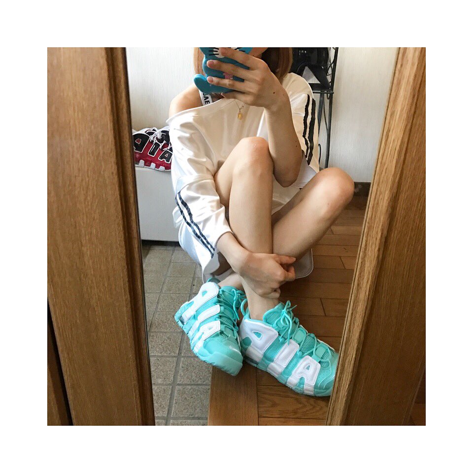なーにょ Twitterissa そういえばモアテンのアイランドグリーン無事getできました かわいい 大事に履きます モアテン モアテン女子 スニーカー女子 スニーカー Nike Nikeairmoreuptempo T Co 57n3xbzo3y