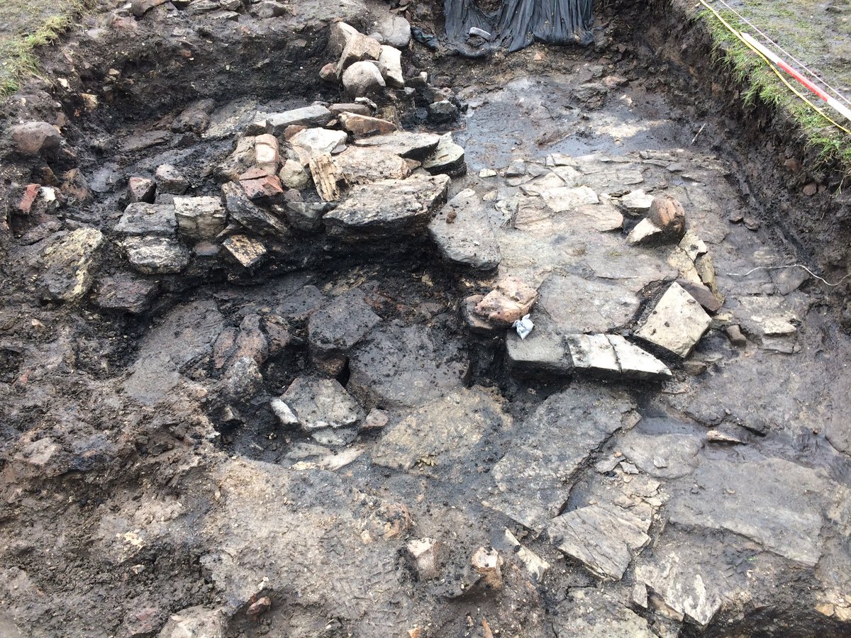 aocarchaeology's tweet photo. The sun is out at #DunDeardailDig. Today we are investigating the hearth feature, and the sequence of banks in the internal area of the fort https://t.co/UHJ2XuFZXx