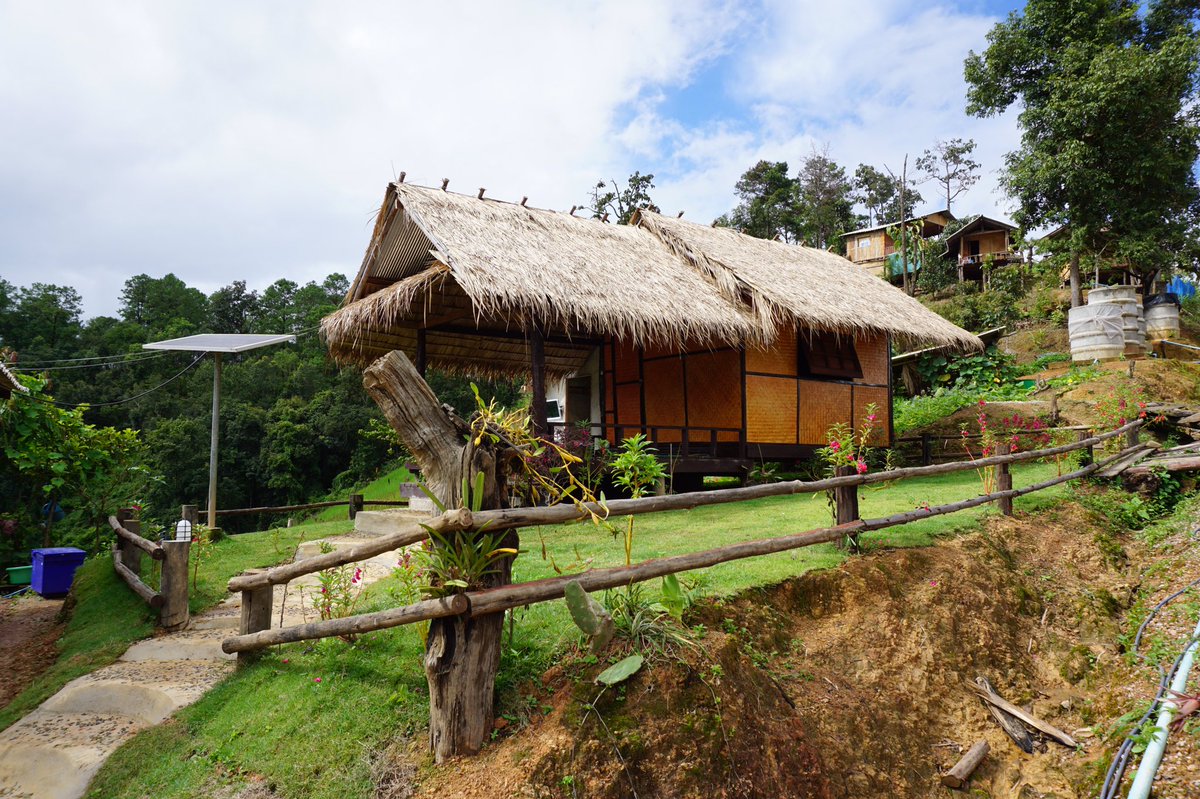 zii_wnk34's tweet photo. #ดอยเชียงดาว หมู่บ้านที่ไม่มีไฟฟ้า homestay คืนละ 500 อาหารฟรี 2 มื้อ ตอนเช้าหมอกมาหาหน้าบ้าน #reviewchiangmai #chiangmai https://t.co/el4vbn1vQh