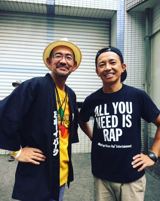gaku_mc's tweet image. 20周年の今年が最後となる #BBOYPARK 。何年ぶりだろう、この舞台に上がったのは？！ なんか久しぶりに帰省した実家みたいな気分で歌いました。主催をずっと続けている #CRAZYA 先輩(@crazy_a_killer) と最後に記念ショット。長い間お疲れ様でした。