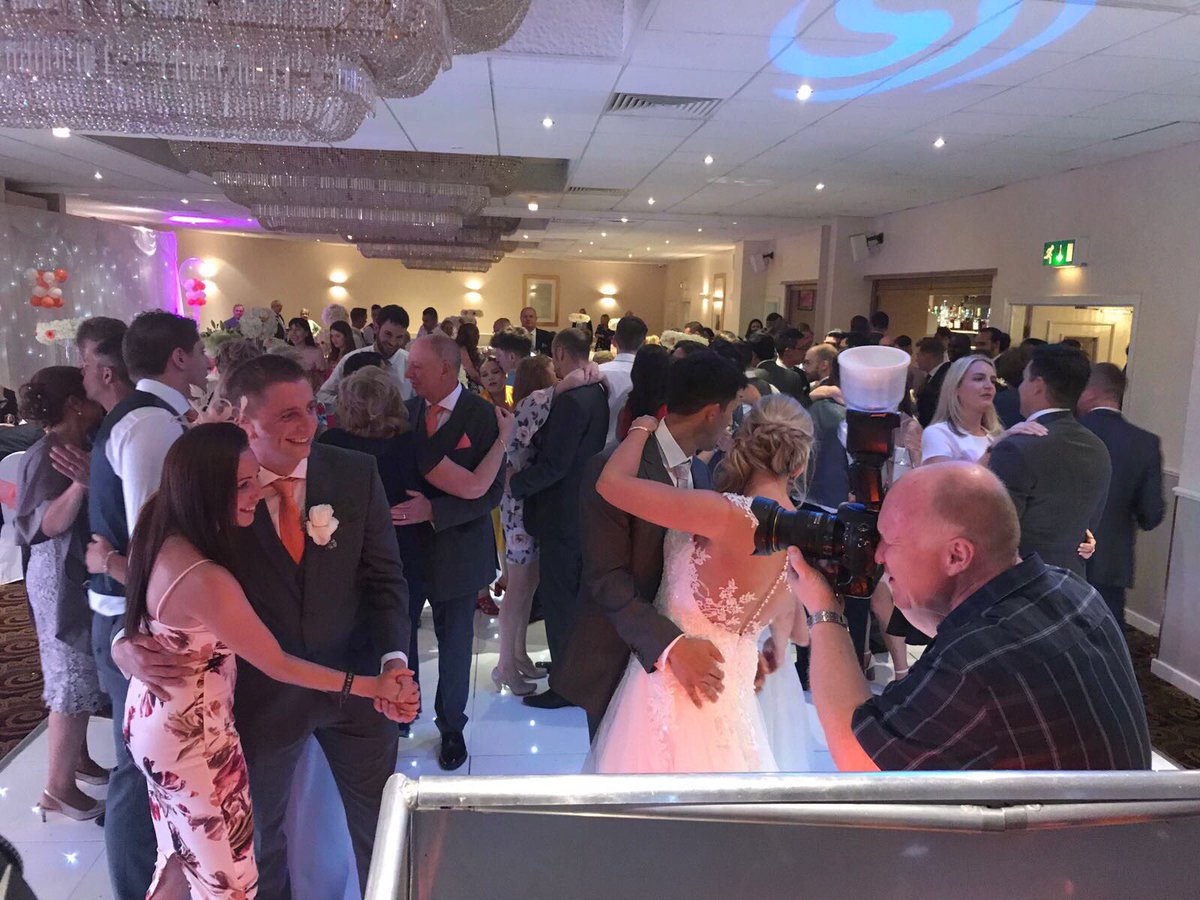 FunkboxPro's tweet photo. Last nights lovely 1st dance 👰🏽🎩 ❤️ #Essex #London #wedding #bride #groom #djs #party https://t.co/H3qg0LuhYL