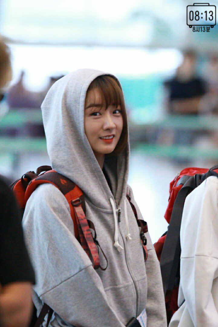 8h_13m's tweet photo. 170820 인천공항 출국 #에이핑크 #윤보미 (@Apinkbm) Preview🌟 https://t.co/fa6t6AR7bR