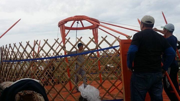 Тойрогтоо ажиллах үеэрээ энэ хөөрхөн хүүхдүүдийг шинэ гэртээ болоход нь туслав.