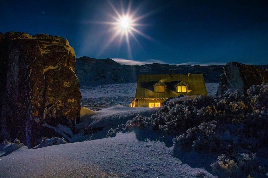 today_tasmania's tweet image. A truly beautiful moon making the snow sparkle at Ben Lomond this weekend #Tasmania pic: instagram.com/eviejadeimages