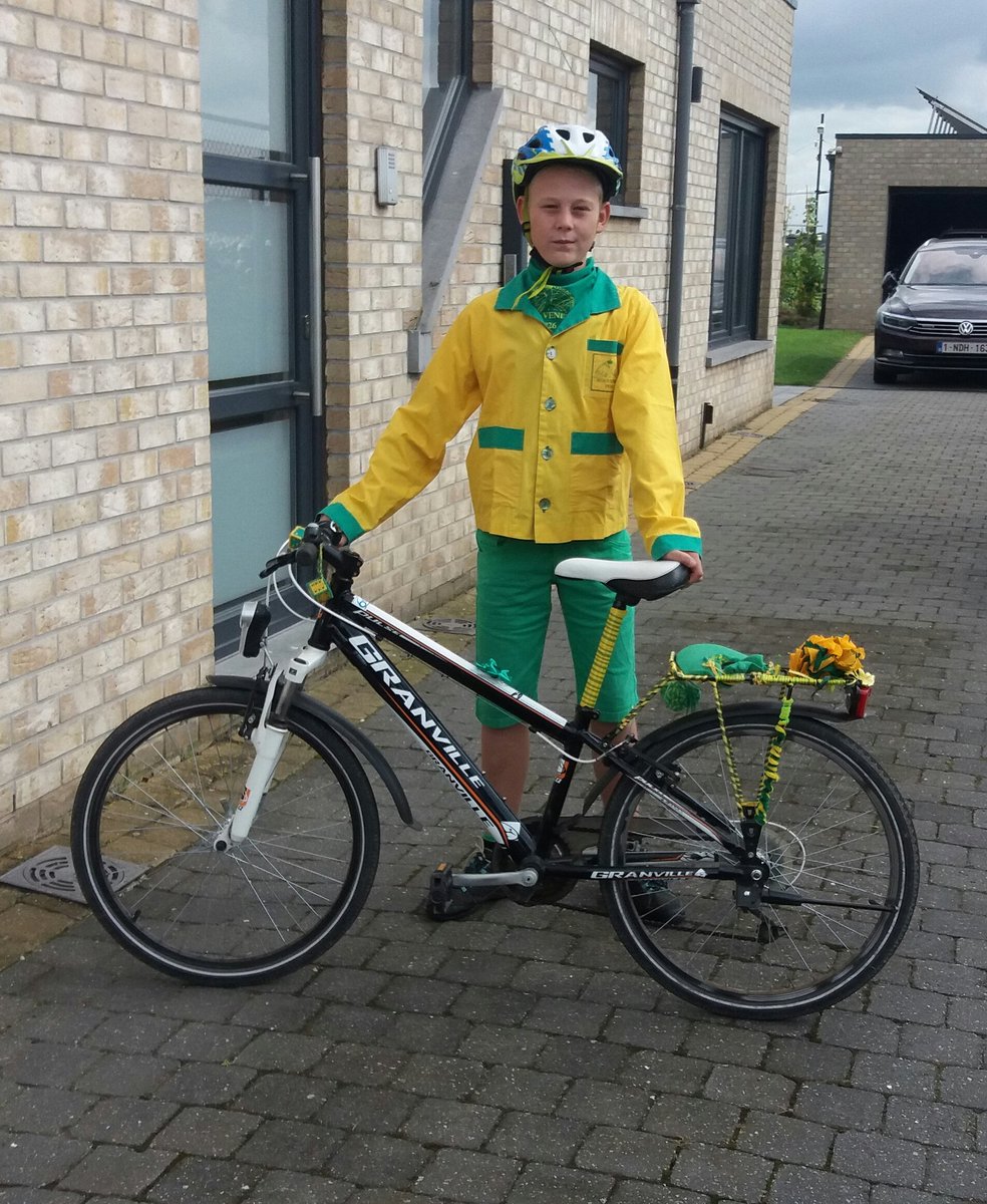 StefGielen's tweet image. Helemaal klaar voor #minigans in #Hoevenen. Eerst #frietjes eten en dan strijden voor de kop.