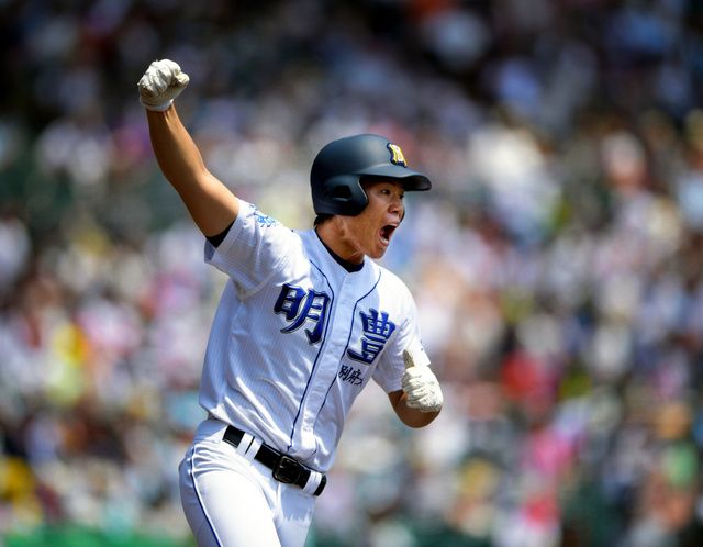 asahi_koshien's tweet photo. ２、３回戦と逆転して勝ち上がってきた「逆転の明豊」が、力尽きました。10点を追う九回無死満塁、代打三好が左中間へ満塁本塁打を放ちましたが……。 https://t.co/KGRMreTVen https://t.co/a1sYiGlfqp