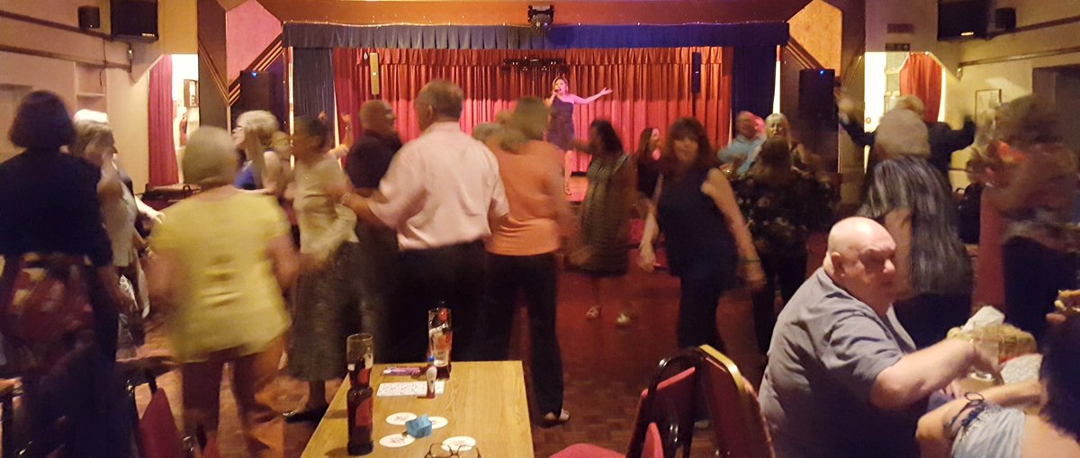 SDPresentz's tweet photo. Great first night in the #sunbury ex-servicemens club @LibertyGrantUK warming up the crowd and the insanely talented @lyons_neneth https://t.co/t7VzeHg4xb