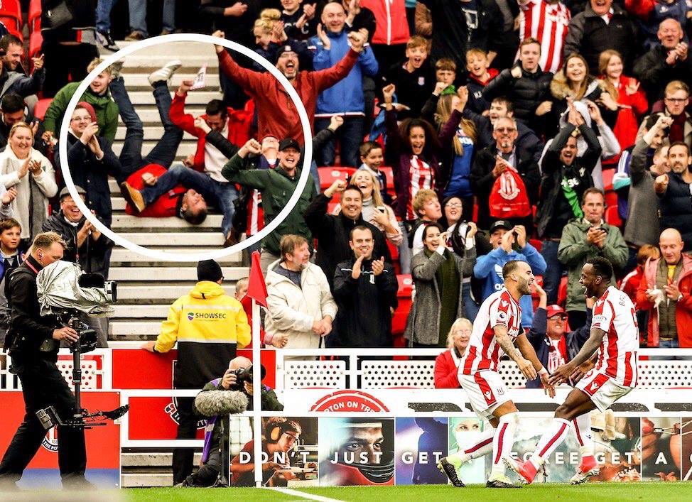 OFFSIDE_MEMES's tweet photo. BEST PHOTO OF PREMIER LEAGUE SO FAR #PremierLeague #premierleagueisback #EPL #stokearsenal #Stoke #Arsenal #ManchesterUnited #Chelsea https://t.co/ZGXnRe5WK0