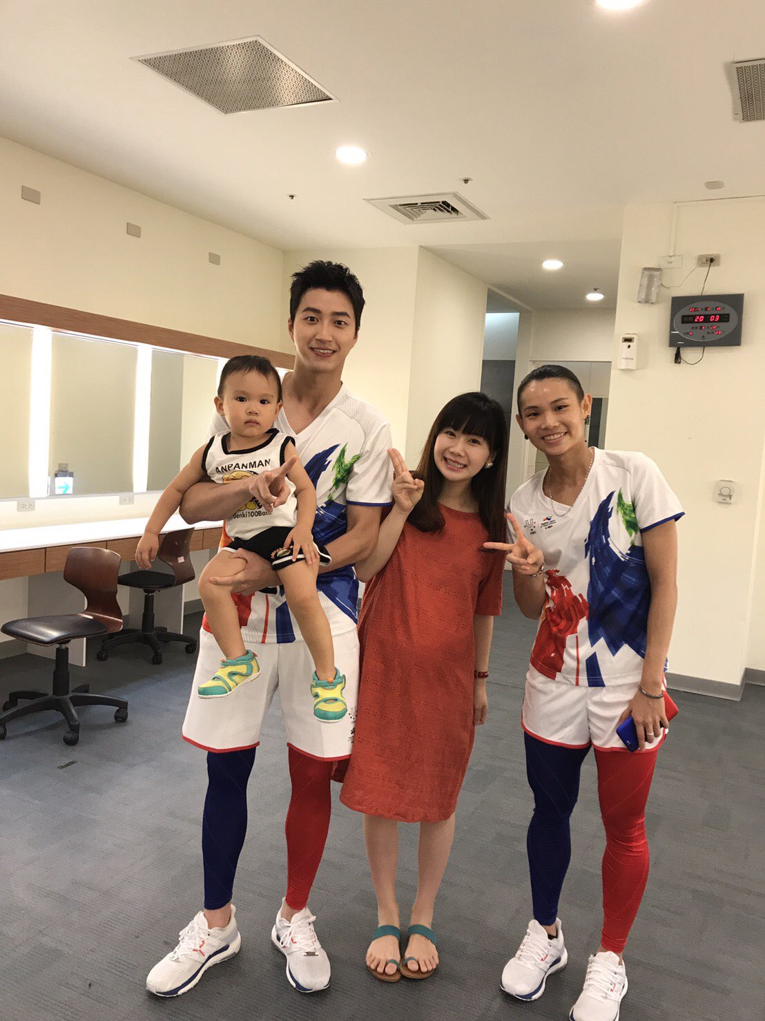 福原愛 ユニバーシアードの開会式を観てきました 初めての観客席での参加 また違った視点でとても楽しかったです W 写真は聖火ランナーを務めたバドミントン 世界ランク1位の戴資穎選手と同じく聖火ランナーの旦那さん 出場する全ての選手が 福原愛 ユニバーシアードの開会式を観てきました 初めての観客席での参加 また違った視点でとても楽しかったです W 写真は聖火ランナーを務めたバドミントン 世界ランク1位の戴資穎選手と同じく聖火ランナーの旦那さん 出場する全ての選手が