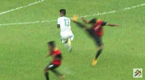 AoiRadikal's tweet photo. Not fair play ! Like shaolin soccer movie
#Viral #LagiHits #RIPReferee https://t.co/vMTLgyIpRT