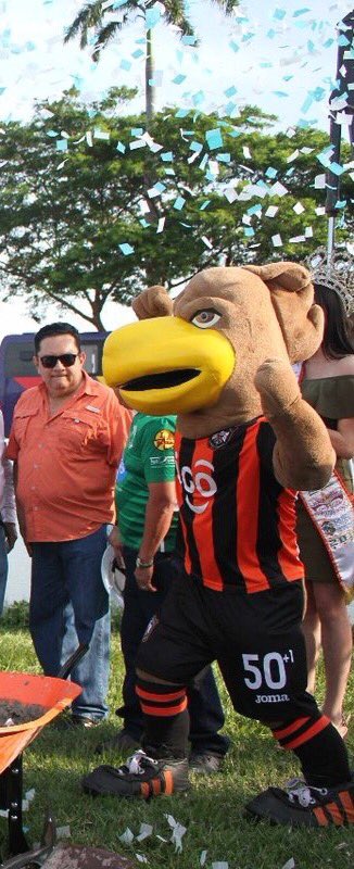 pibitomijango's tweet photo. Creo que Don Pedro no molestara más a los Jugadores ya le hecho el ojo a @lucho_aguilucho de @SomosAguilaSV 😂#QueMirada 😎#PedroCoqueto https://t.co/1dVTdEzZCo