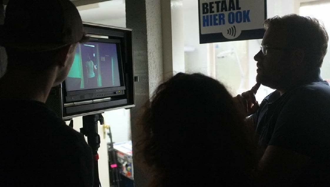 VanDoornAV's tweet photo. Mooie setfoto van een gaaf project wat we afgelopen week hebben gedraaid. Regisseur, opnameleider en gaffer checken het beeld voor opnames. https://t.co/XOqKniAfNT